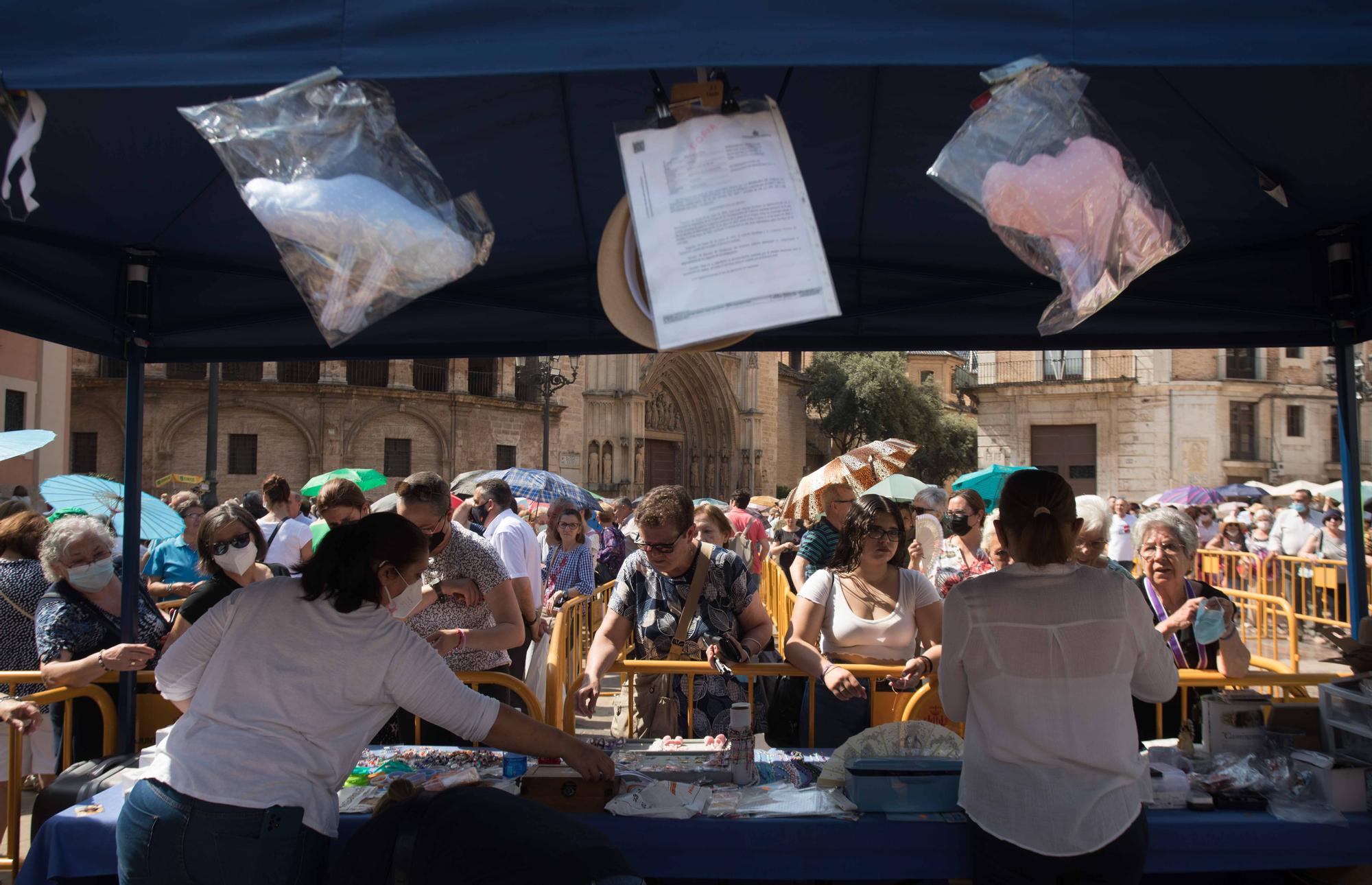 Colas desde primera hora en el Besamanos a la Virgen