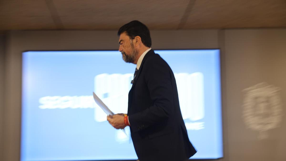 Vox frena la reprobación de Barcala por el caso de las viviendas protegidas de Les Naus