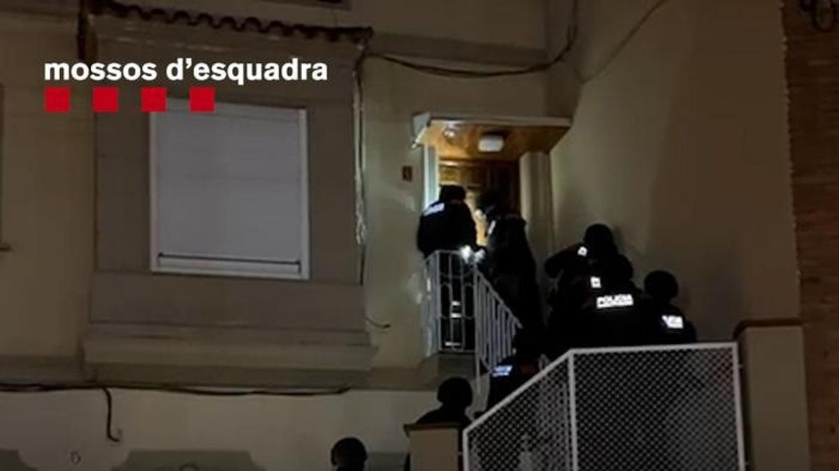 Agentes de Mossos d'Esquadra acceden al domicilio de la funcionaria de prisiones detenida por presuntamente traficar con drogas en el centro penitenciario de Figueres (Girona)