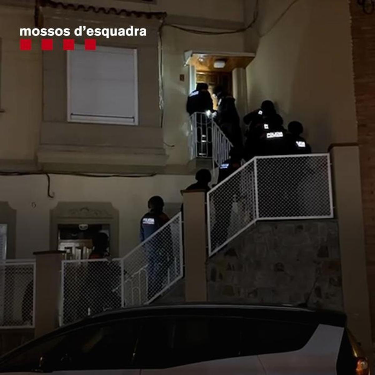 Detinguda una funcionària de presons acusada de distribuir drogues en una presó de Girona Detinguda una funcionària de presons acusada de distribuir drogues en una presó de Girona