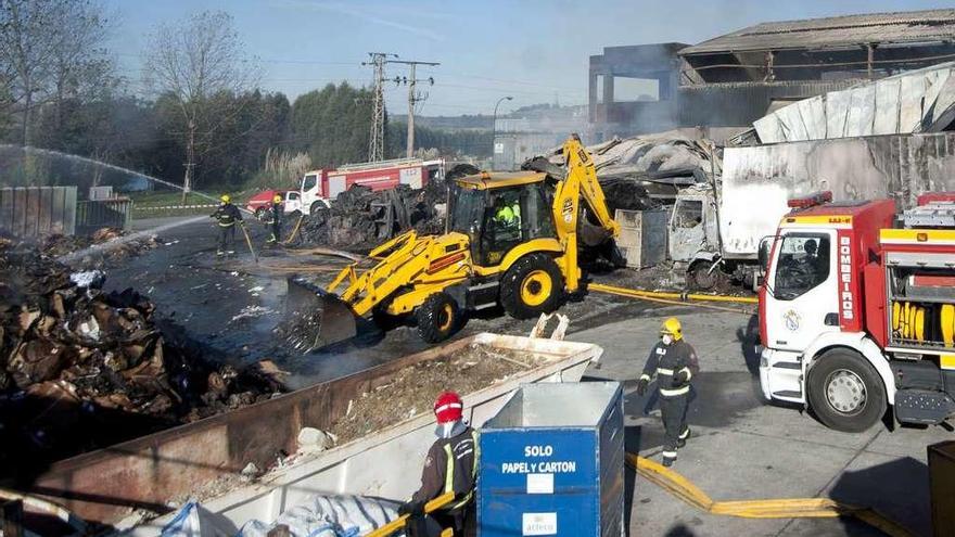 Los bomberos tardan 24 horas en extinguir el fuego de Sabón a causa de los residuos