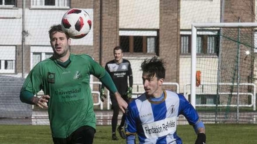 El blanquiazul Paulo trata de hacerse con el balón en el choque ante el Universidad.