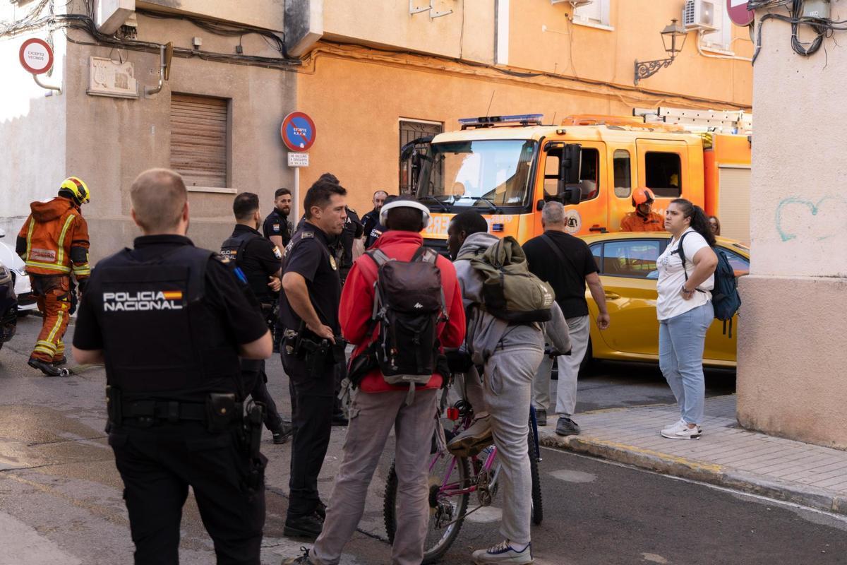 Se ha coordinado un amplio dispositivo de efectivos por el incendio registrado en un piso del casco antiguo de Xàtiva.