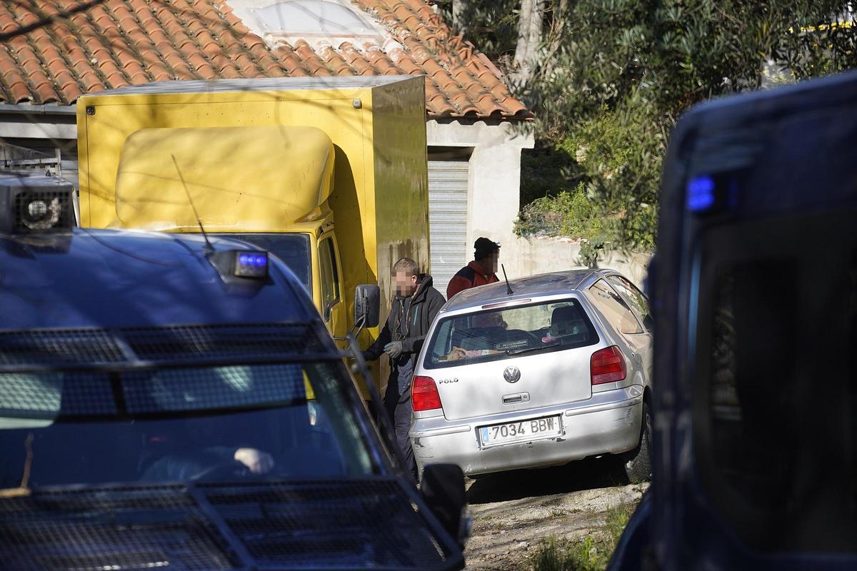 Les fotos del dispositiu policial al barri de Torre Gironella per cultiu il·legal de marihuana