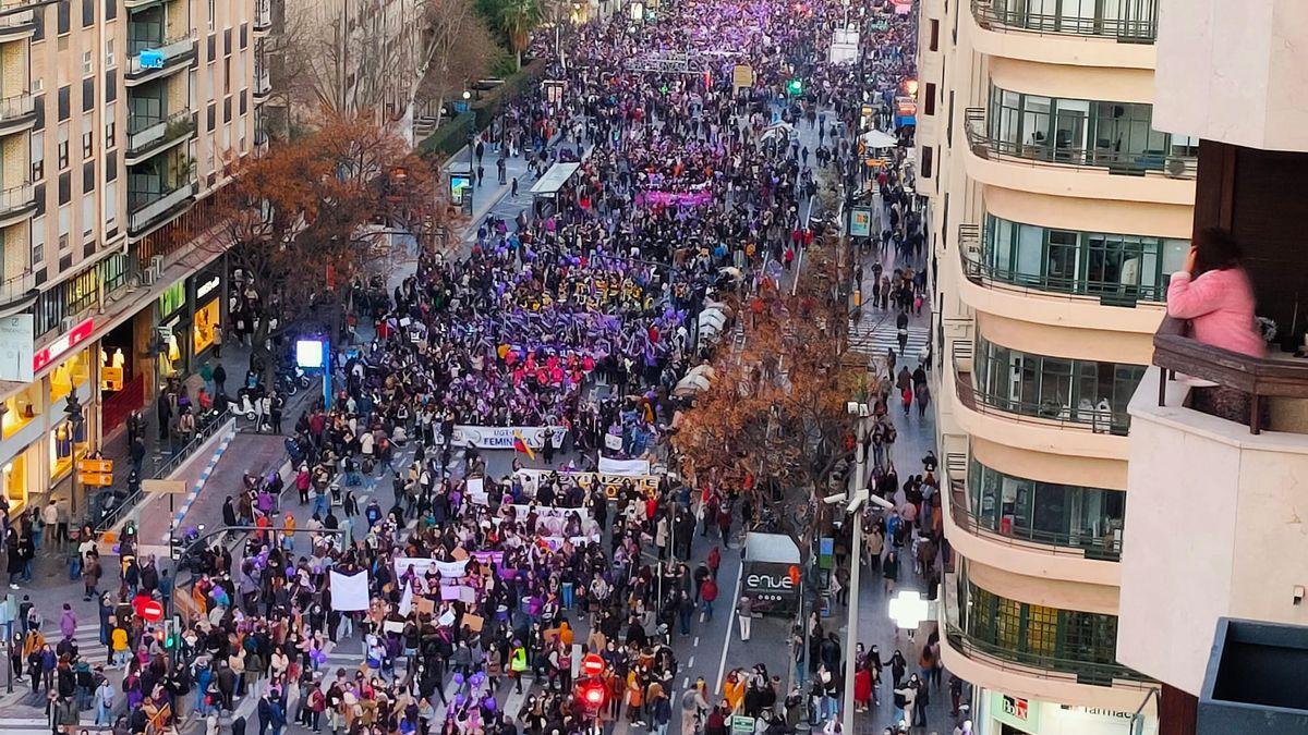 Miles de personas se manifiestan en València por el 8M.
