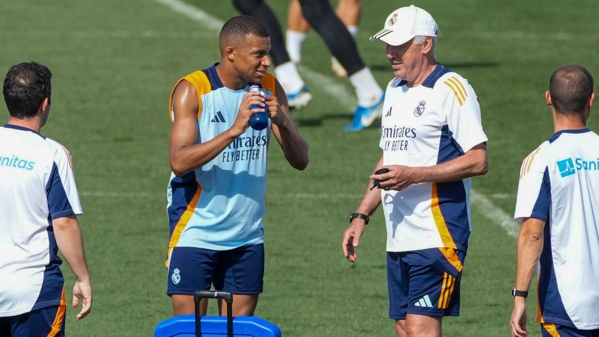 Ancelotti dialoga con Mbappé