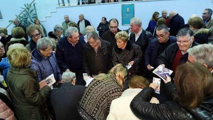 Pepe Castro firmando ejemplares en la presentación de su libro. / A.H.