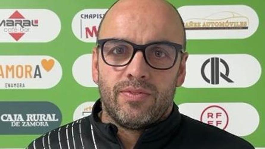 Miguel Ángel Macías, entrenador del Atlético Benavente. | LOZ