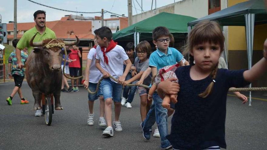 El carretón enmaromado contó con numerosos niños.