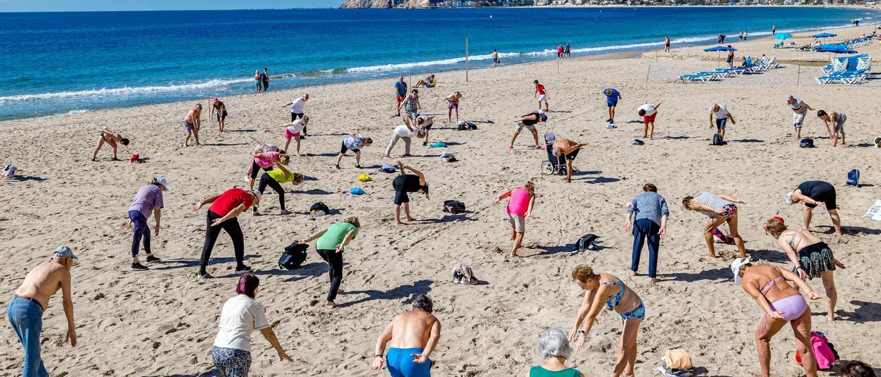 Jubilados haciendo gimnasia en la playa de Poniente de Benidorm en una imagen de este invierno