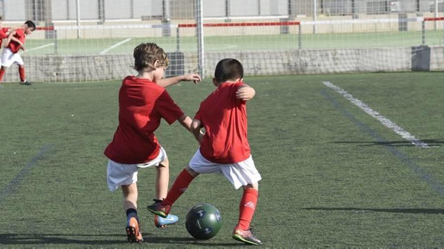 Dos pequeños futbolistas de las escuelas deportivas municipales.