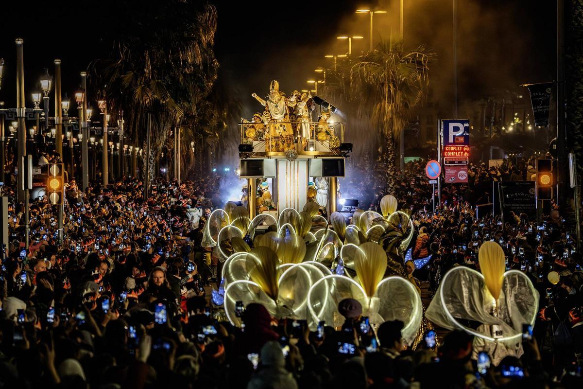 El Rey Melchor durante la cabalgata de Barcelona de la pasada Navidad.