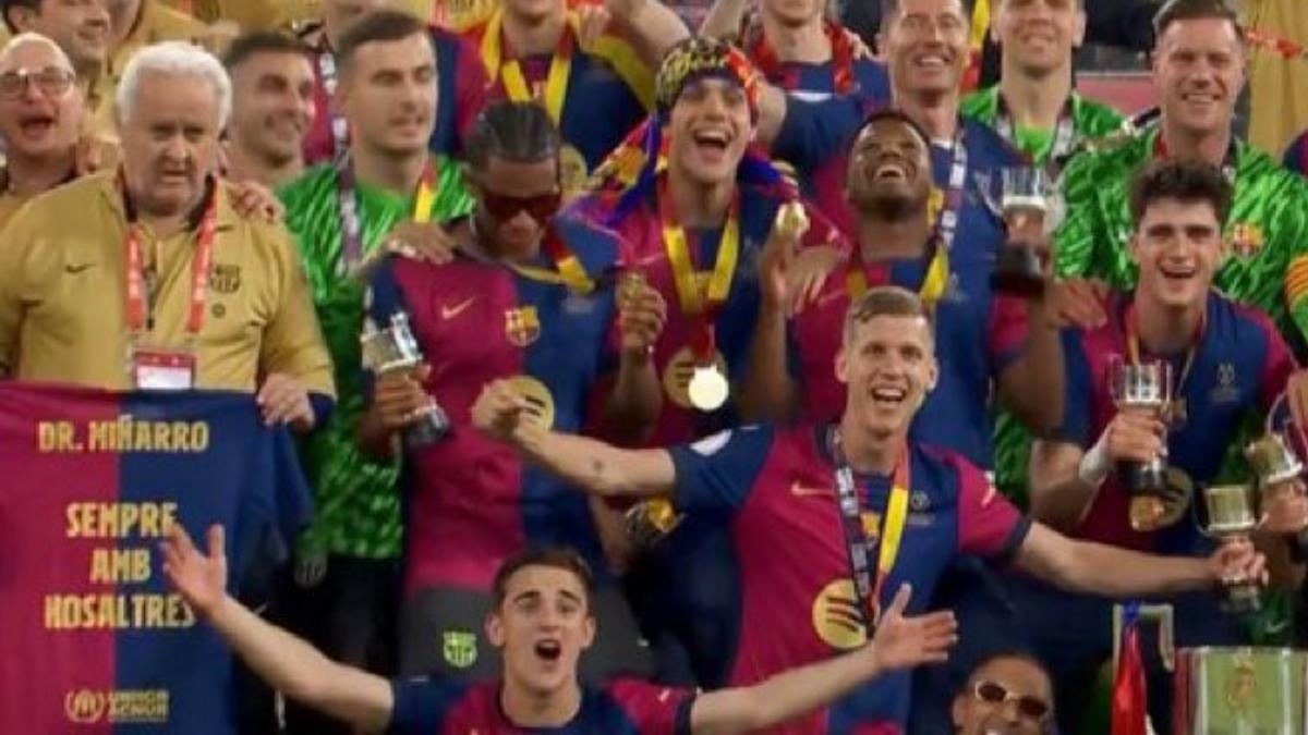 Carles Naval, delegado del primer equipo, posando con una camiseta dedicada a la memoria del Dr. Miñarro