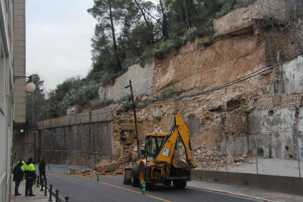 Destrozos en la ladera del principal acceso a Alcoy