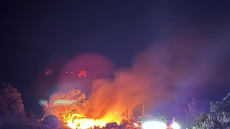 El fallo de un generador provoca un incendio en una construcción en El Campello
