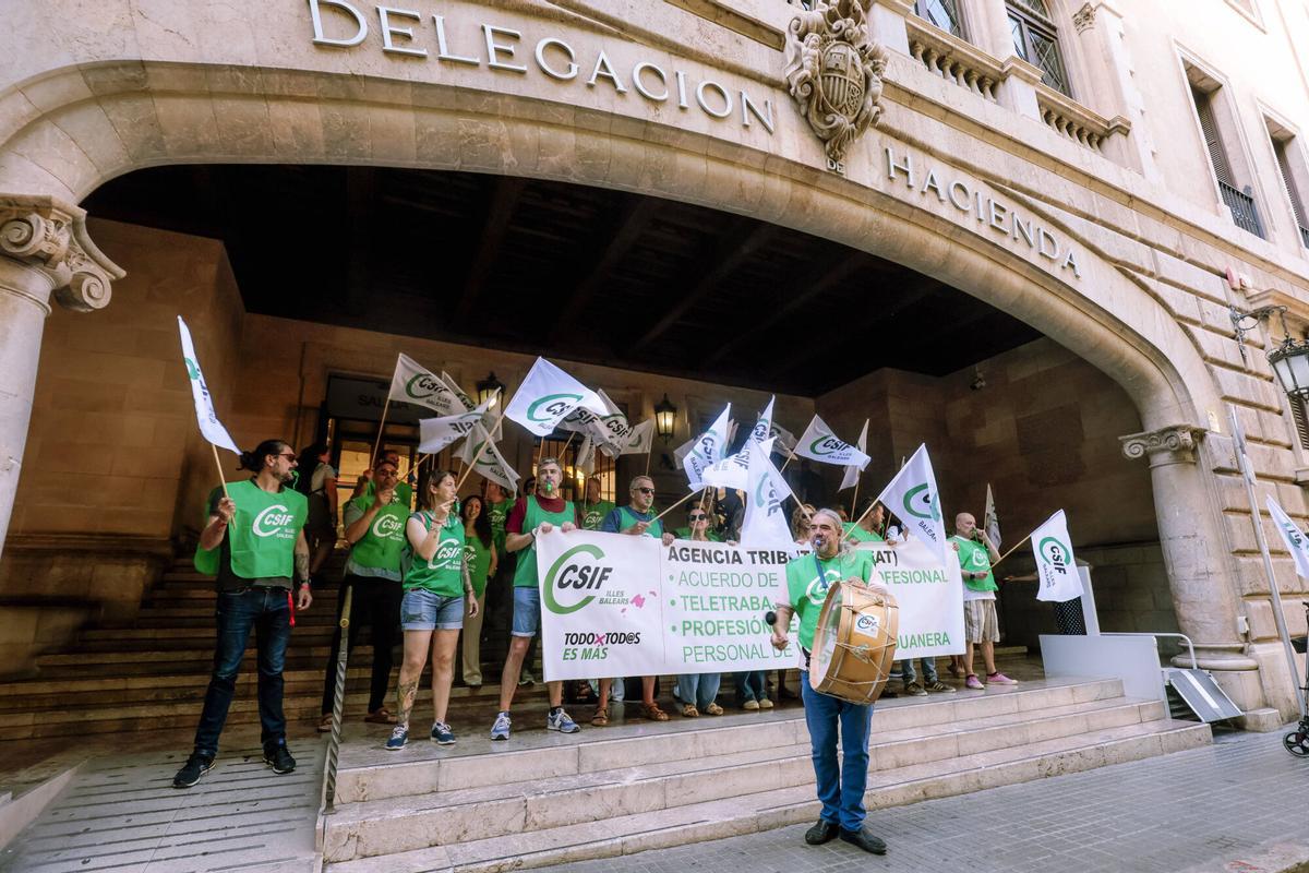 Paro de 24 horas de los funcionarios de Hacienda de Mallorca, en imágenes