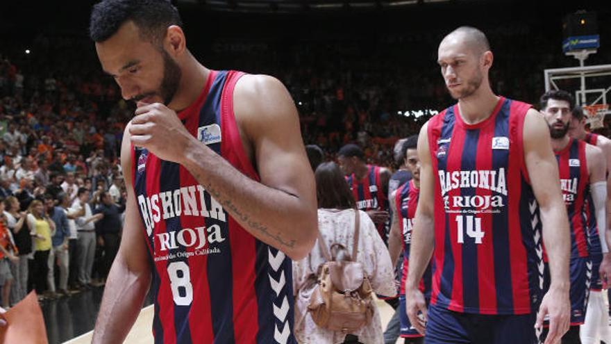 Los jugadores del Baskonia,  Adam Hanga (i) y Kim Tillie, tras caerante el Valencia Basket .