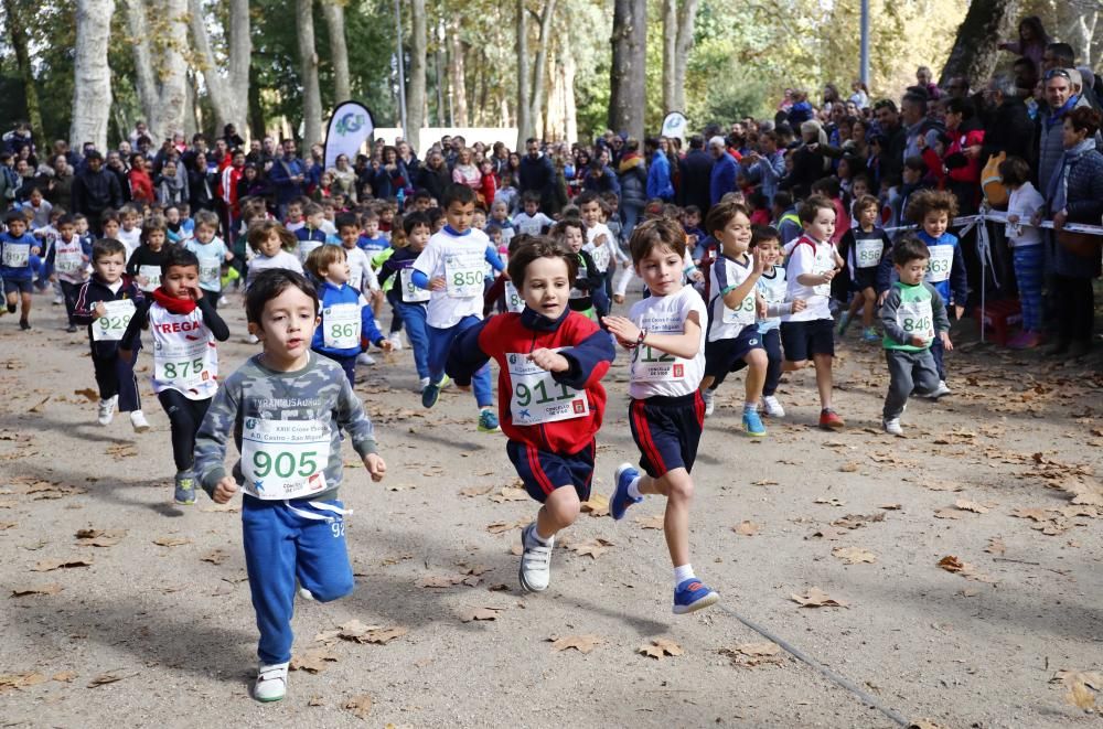 Más de 1.100 jóvenes atletas desafían a las bajas temperaturas para participar en la tradicional carrera de cross escolar.