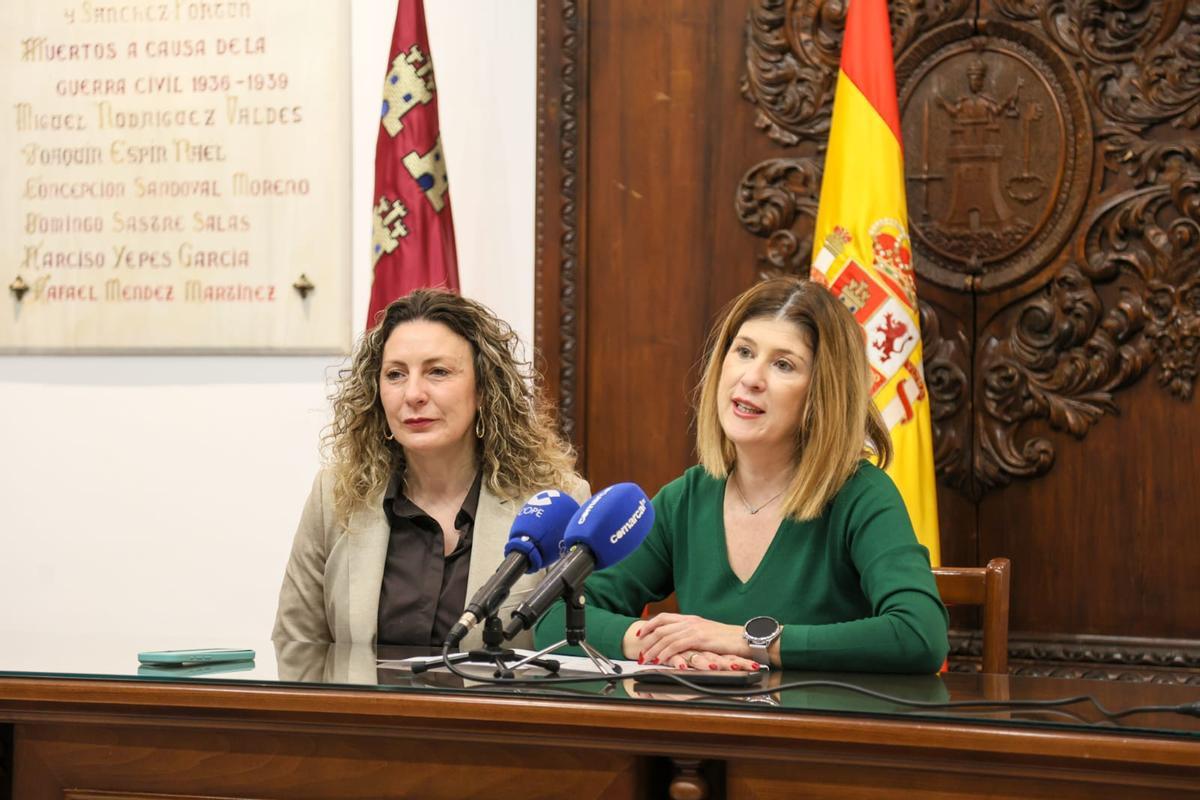 Rosa Medina (d.) y María de las Huertas Gacrcía (i.) presentaban la jornada.
