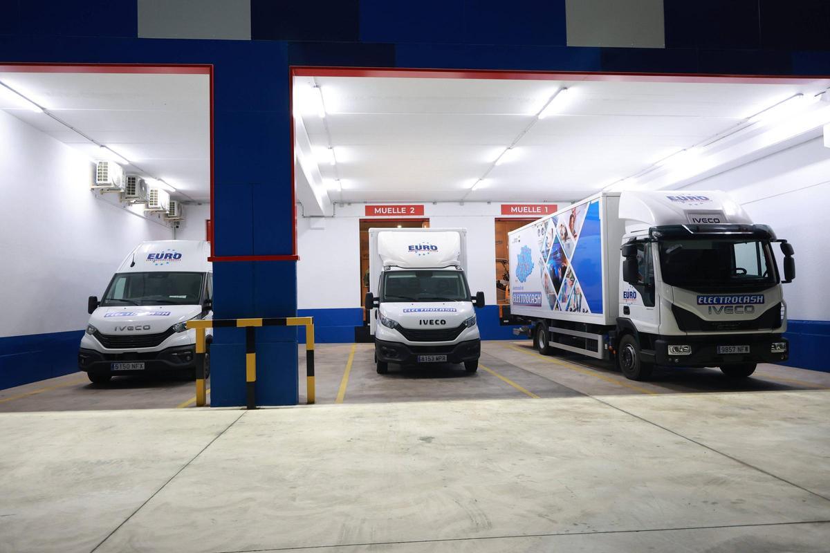 Muelles de carga del nuevo centro logístico de Cáceres.