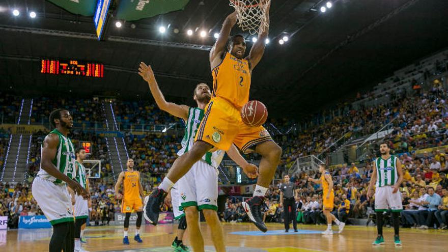 Hendrix machaca el aro del Real Betis en el Gran Canaria Arena.