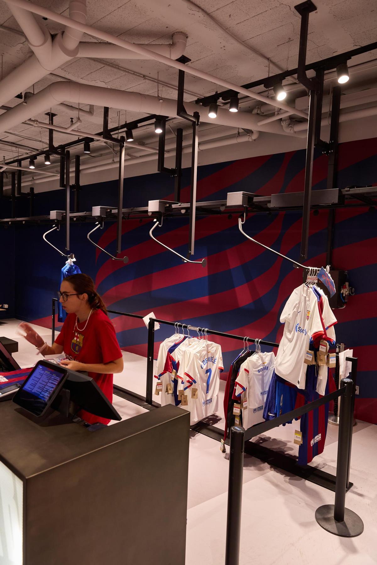 ¡Locura por la nueva camiseta blanca del Barça!