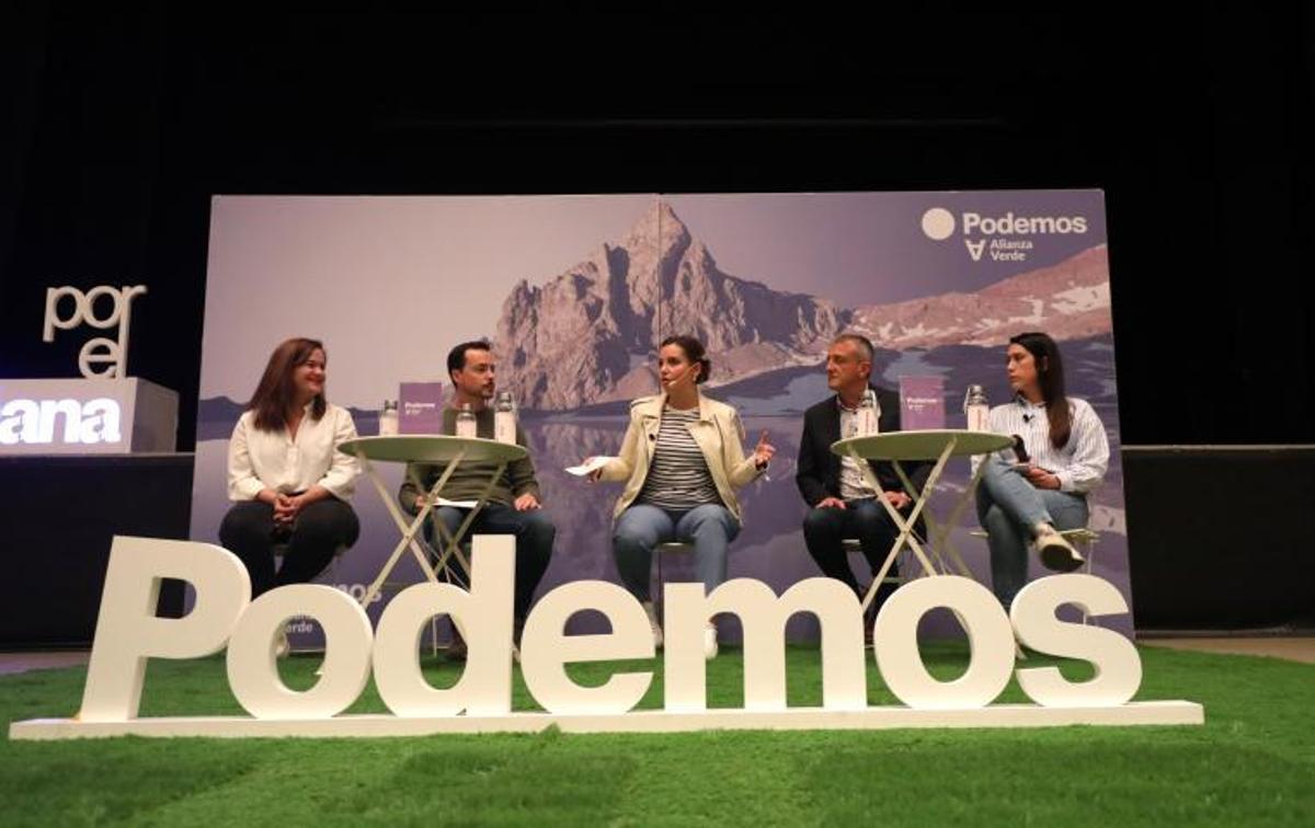 El candidato socialista, Javier Lambán, en un abarrota salón de actos de Cuarte.