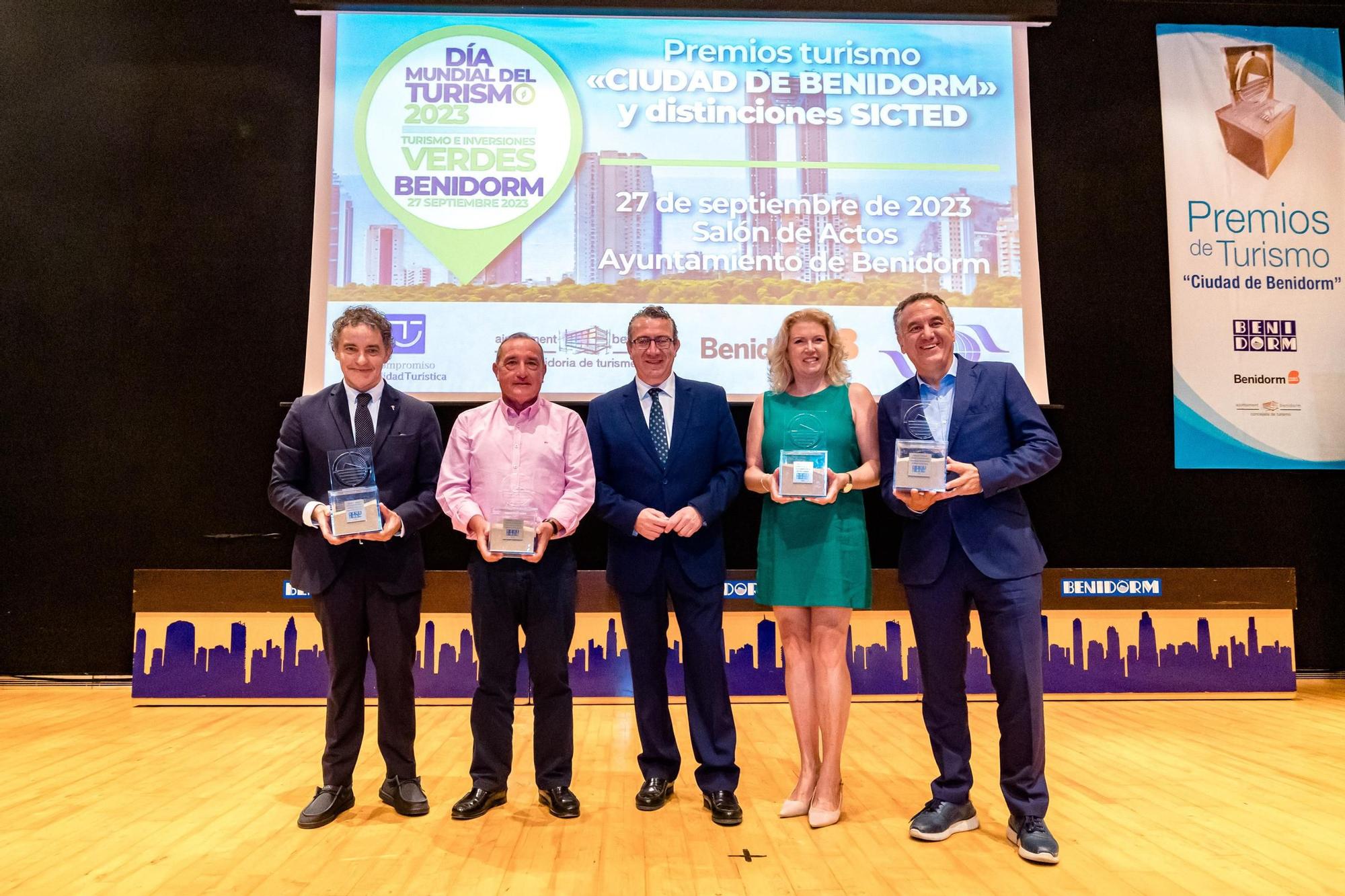 Benidorm reconoce en el Día Mundial del Turismo a Antena 3 Noticias y los periodistas F.J. Benito y Michelle Baker