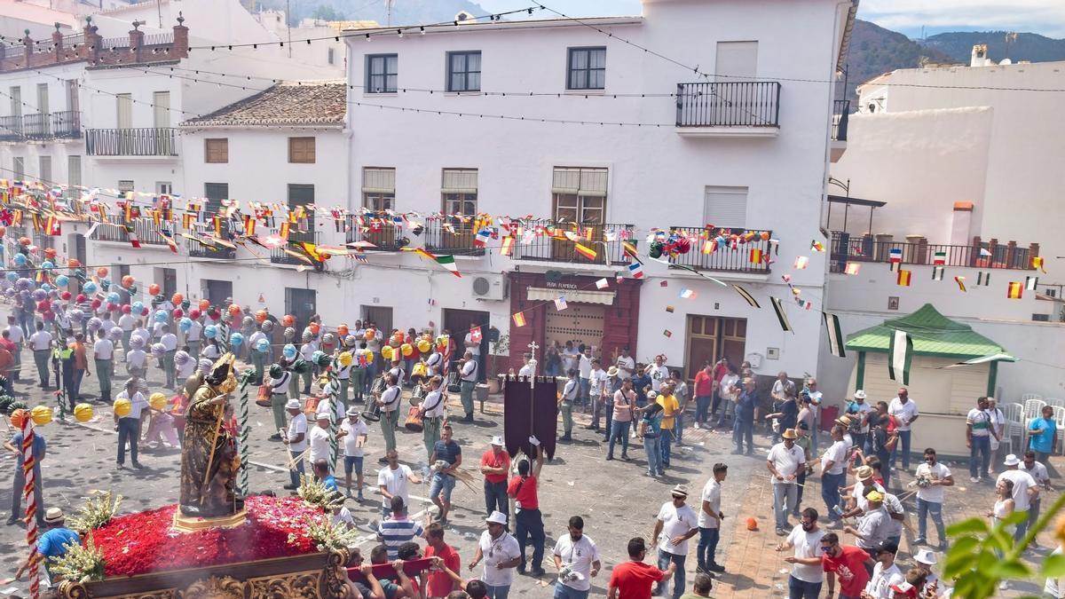 Tolox celebra cada año una cohetá por San Roque.
