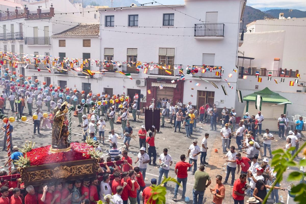 Tolox celebra cada año una cohetá por San Roque.