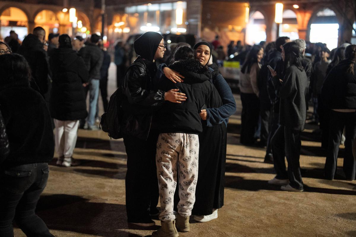 Familiares, amigos y vecinos de Manlleu rinden homenaje a los adolescentes fallecidos.