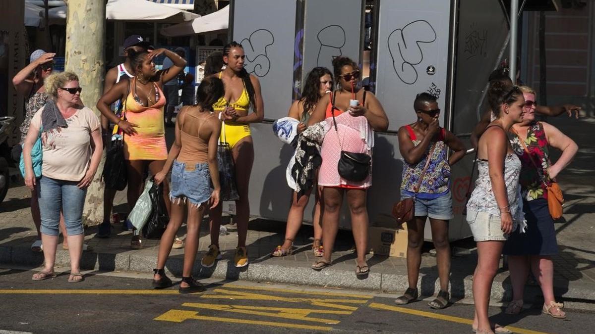 jgblanco39022673 22 6 2017 barcelona turistas sin camiseta por la ciudad barc170623140841