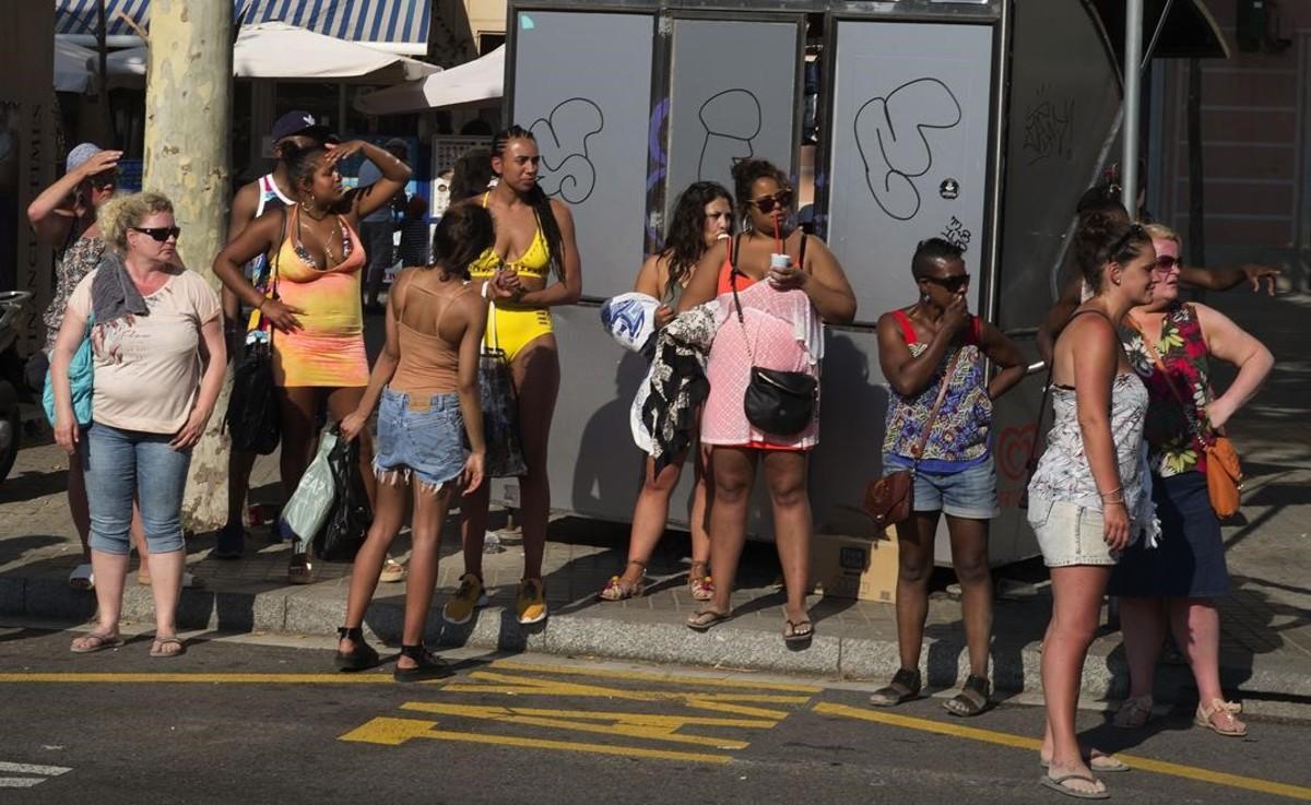 Unas turistas esperando el bus turístico.