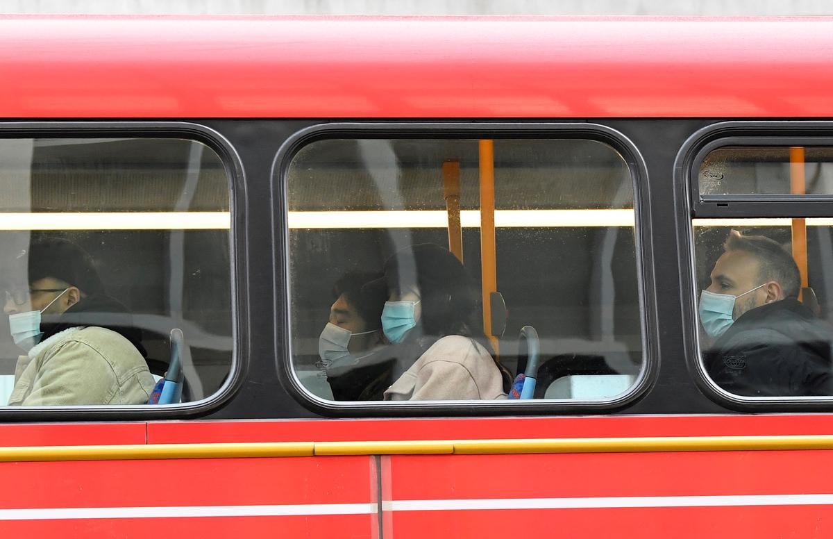 Pasajeros con mascarillas en un autobús de Londres. REUTERS/Toby Melville