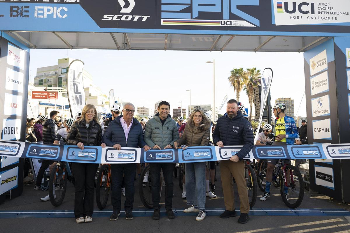 Organizadores de la Scott Mediterranean Epic 2026, con Héctor de la Cagiga al frente, junto a Marta Barrachina (presidenta de la Diputación de Castellón) y el diputado de Deportes, Iván Sánchez, en la línea de salida de Orpesa (entre otras autoridades).