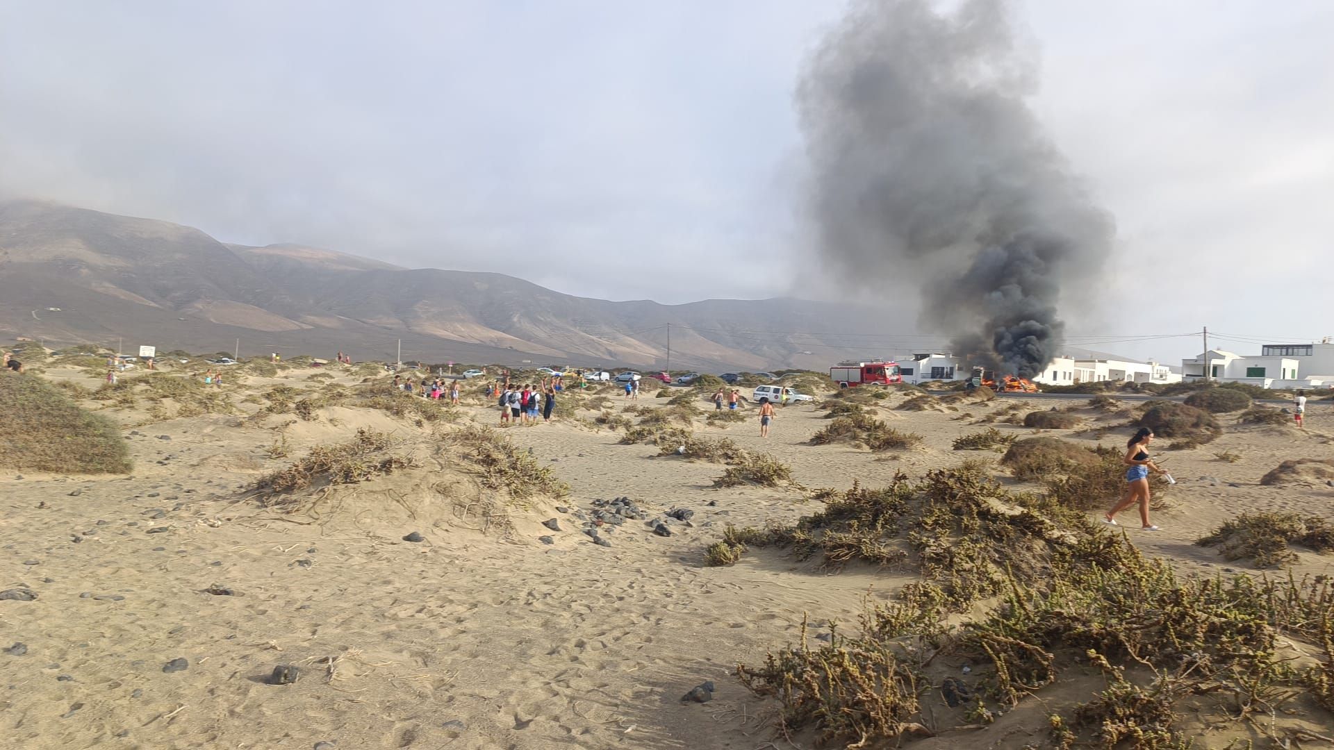 Una autocaravana arde por completo en Caleta de Famara