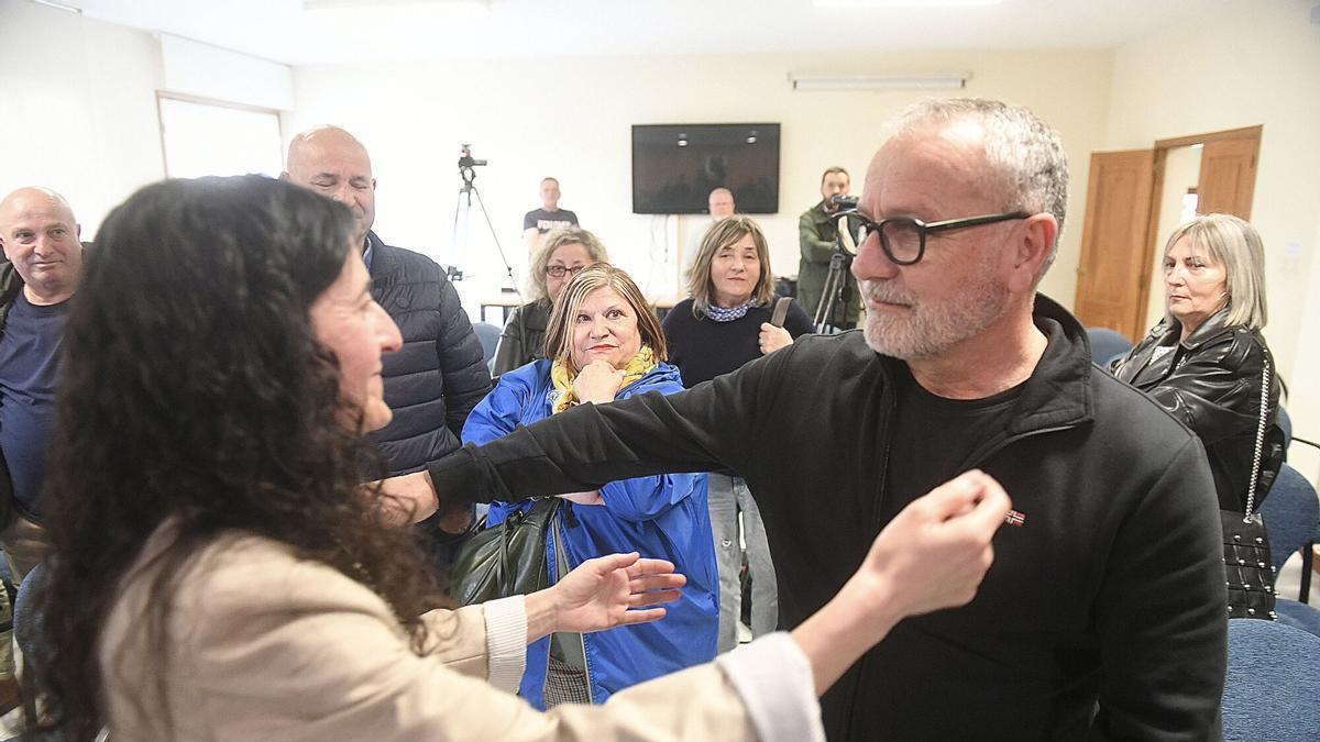 María Pan se abraza a Óscar García Patiño el día de su dimisión como alcaldesa de Cambre