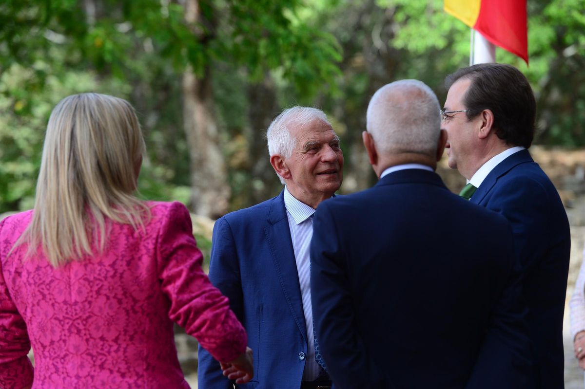 Borrell charla con otras autoridades, en la entrega del premio Carlos V en Yuste.