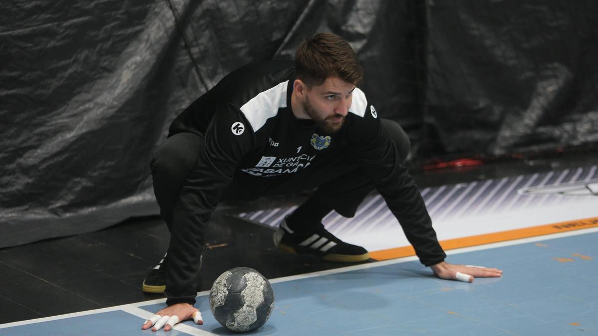 Ivan Panjan durante una sesión de entrenamiento en el pabellón de O Gatañal.
