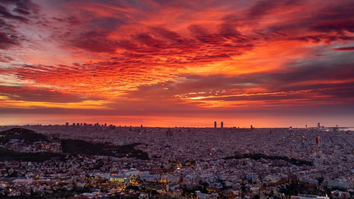 Cielo rojizo sobre Barcelona al amanecer, el 13 de diciembre del 2022