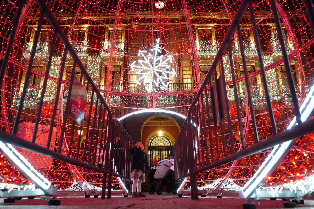 Luces de Navidad en Zamora 2022: interior de la bola en la Plaza Mayor.