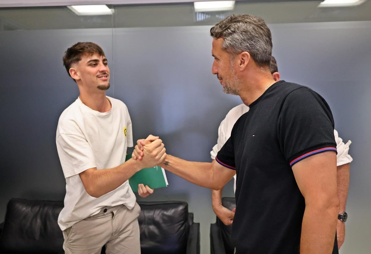 Josema Ortiz saluda a Gaspar Gálvez, su nuevo técnico.