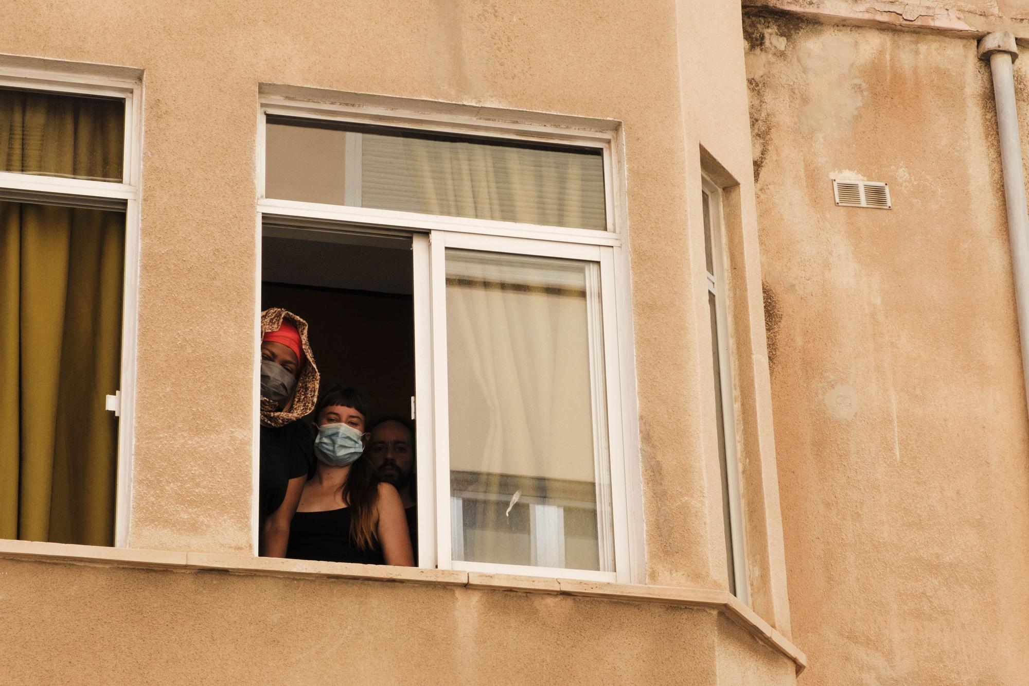 Desahucio de varias familias con niños que vivían en un edificio okupado en Palma