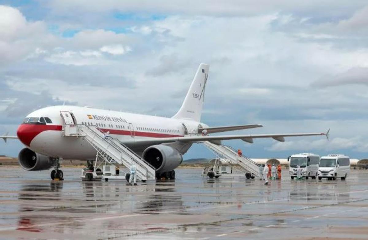 La llegada de los 14 pasajeros españoles del MV Hondius a la base aérea madrileña de Torrejón, en imágenes