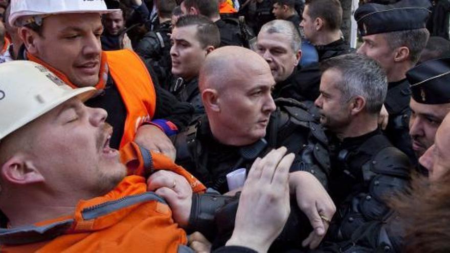 La Policía gala trata de contener la protesta de los trabajadores de Arcelor-Mittal.