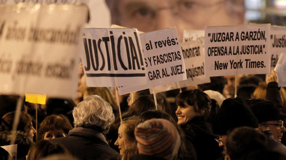 Concentración en la Puerta del Sol de apoyo al juez Baltasar Garzón.