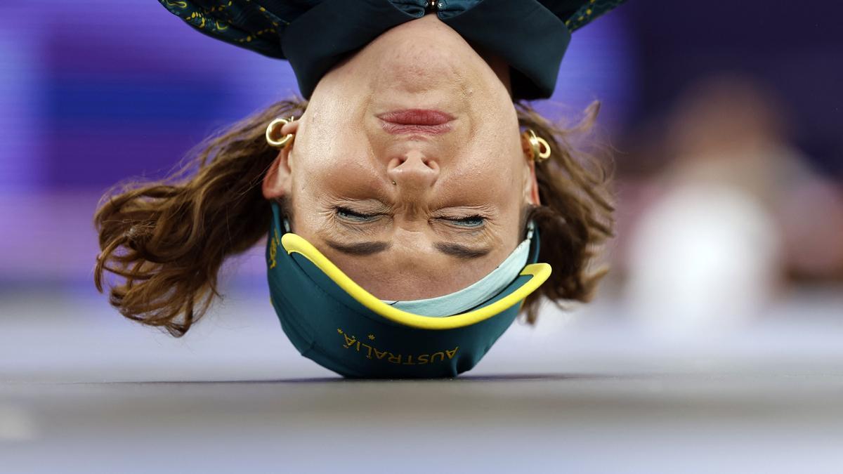 La australiana Rachael Gunn, conocida como Raygun, compite en la prueba de 'breakdance' femenino de los Juegos Olímpicos de París 2024, en La Concorde de París.