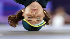 La australiana Rachael Gunn, conocida como Raygun, compite en la prueba de breakdance femenino de los Juegos Olímpicos de París 2024, en La Concorde de París.