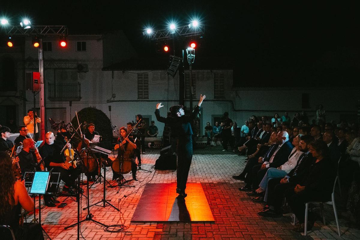 Fotogalería | Las imágenes del acto institucional en Medellín con María Guardiola y Nacho Cano