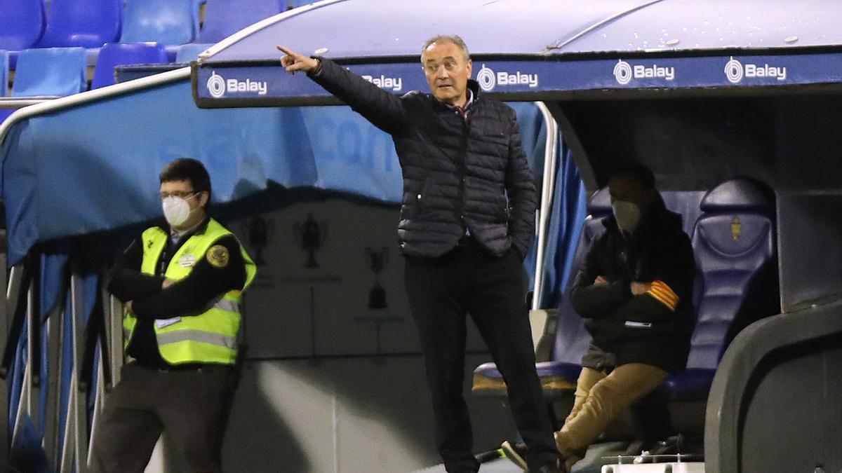 Juan Ignacio Martínez da instrucciones durante el partido en La Romareda